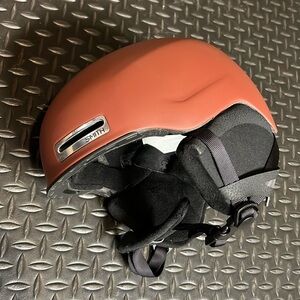 Smith maze skiing and snowboarding helmet